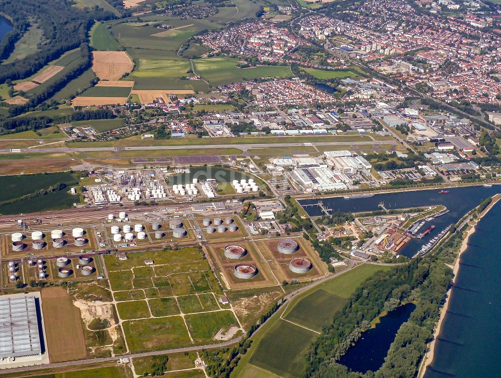 Luftaufnahme Speyer - Mineralöl - Hochtanklager Tanquid am Flugplatz in Speyer im Bundesland Rheinland-Pfalz, Deutschland