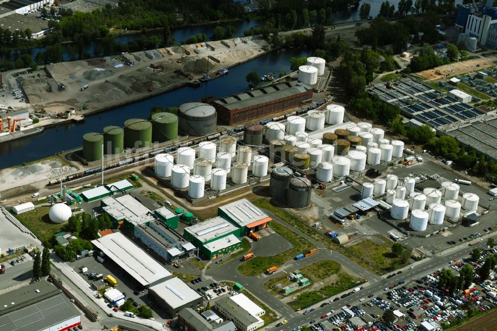 Luftaufnahme Berlin - Mineralöl - Hochtanklager der TanQuid GmbH & Co. KG im Ortsteil Spandau in Berlin, Deutschland