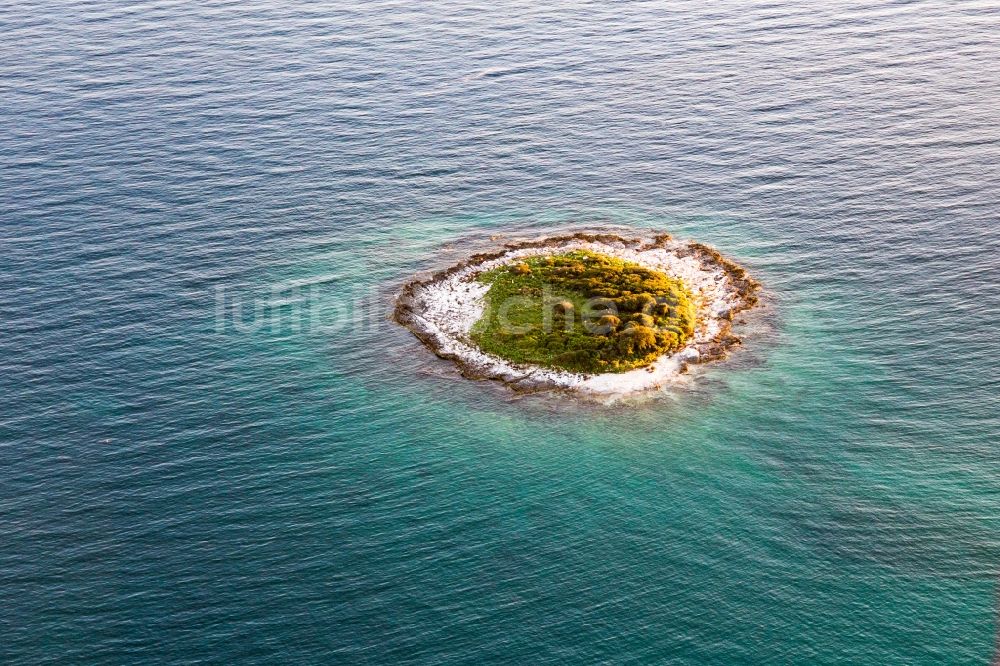 Rovinj aus der Vogelperspektive: Mini-Insel Otocic Pisulj im Mittelmeer in Rovinj in Gespanschaft Istrien, Kroatien