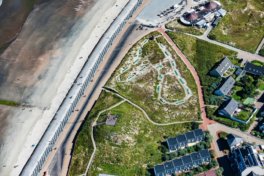 Norderney aus der Vogelperspektive: Minigolfbahn am Nordstrand Minigolf Januskopf auf der Insel Norderney im Bundesland Niedersachsen, Deutschland