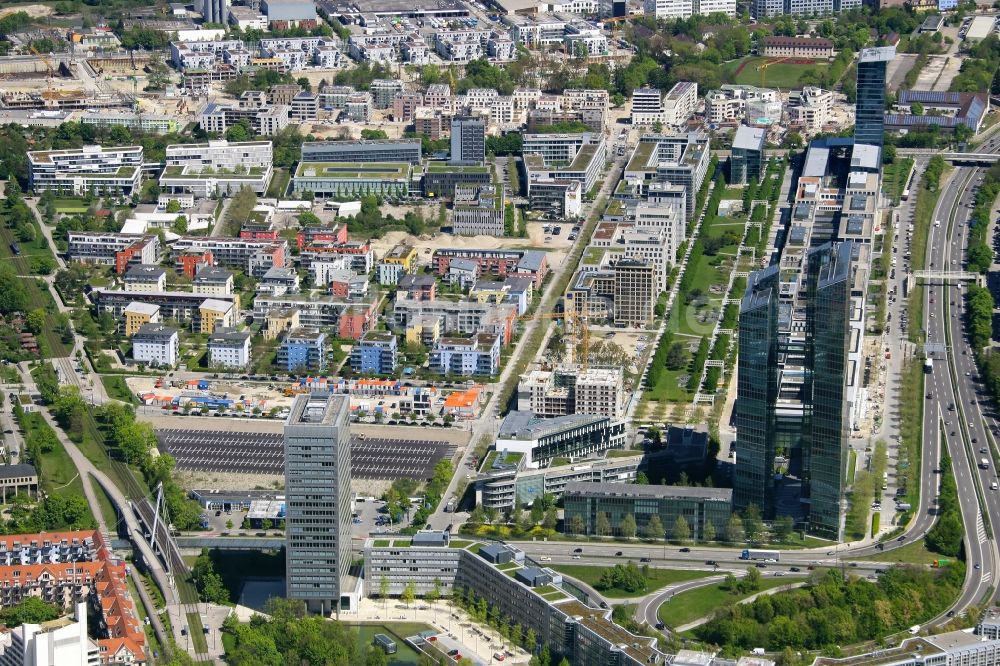 Luftaufnahme München - Mischbebauung mit Wohngebieten und Bürogebäuden im Ortsteil Schwabing in München im Bundesland Bayern, Deutschland