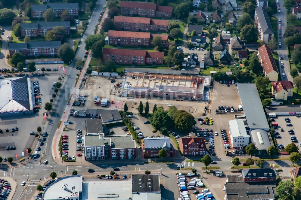 Flensburg von oben - Mischbebauung der Wohngebiets- und Gewerbeflächen mit Baustelle für einen Supermarkt in Flensburg im Bundesland Schleswig-Holstein, Deutschland