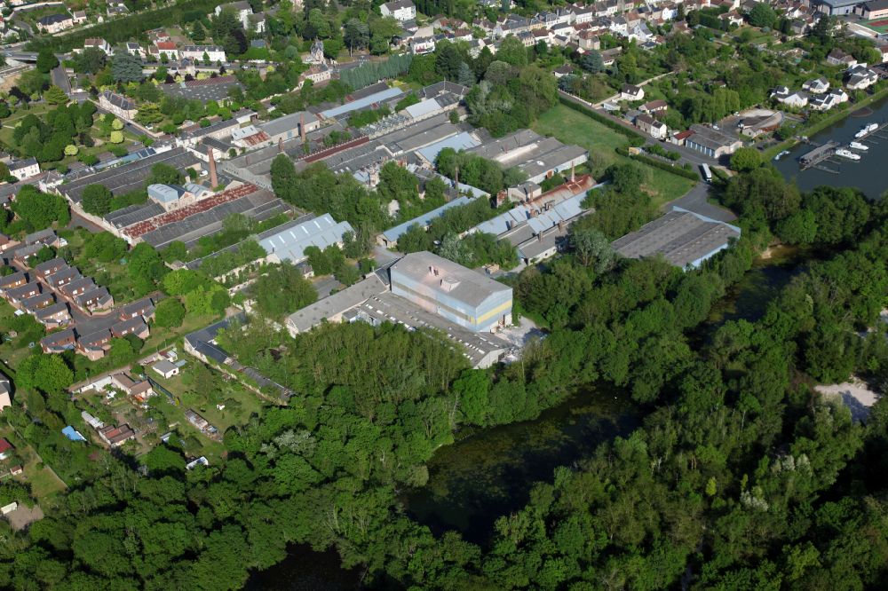 Luftbild Briare - Mischbebauung der Wohngebiets- und Gewerbeflächen in Briare in Centre-Val de Loire, Frankreich