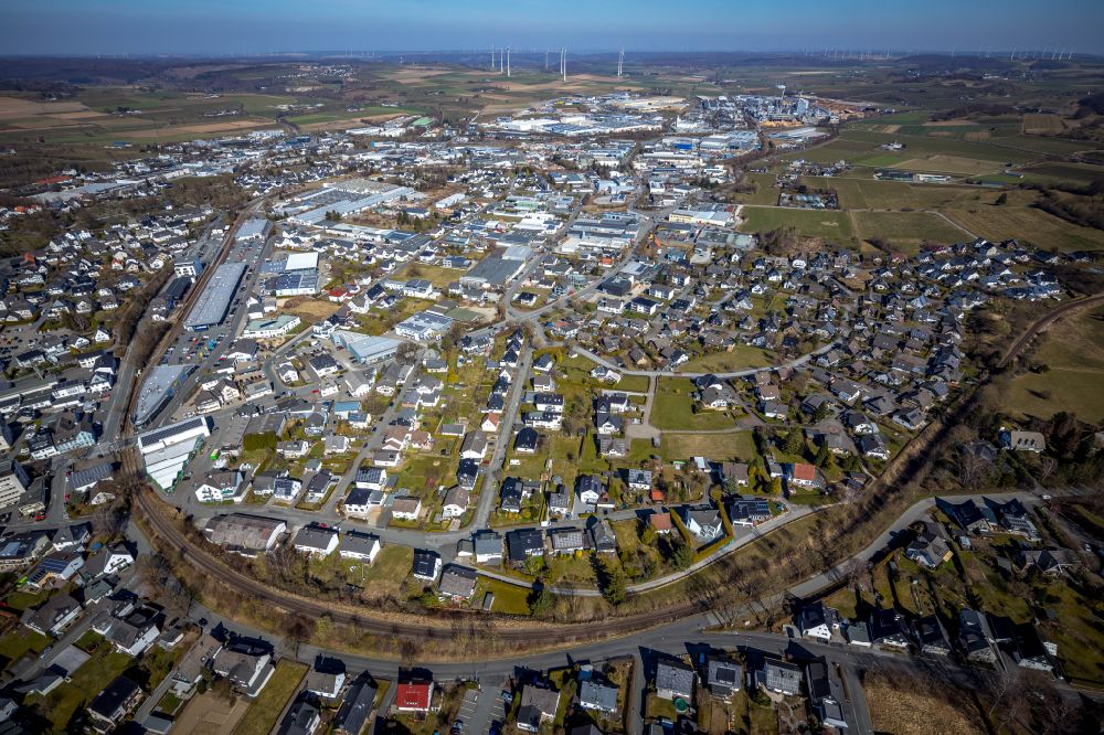 Luftaufnahme Brilon - Mischbebauung der Wohngebiets- und Gewerbeflächen entlang der Keffelker Straße in Brilon im Bundesland Nordrhein-Westfalen, Deutschland