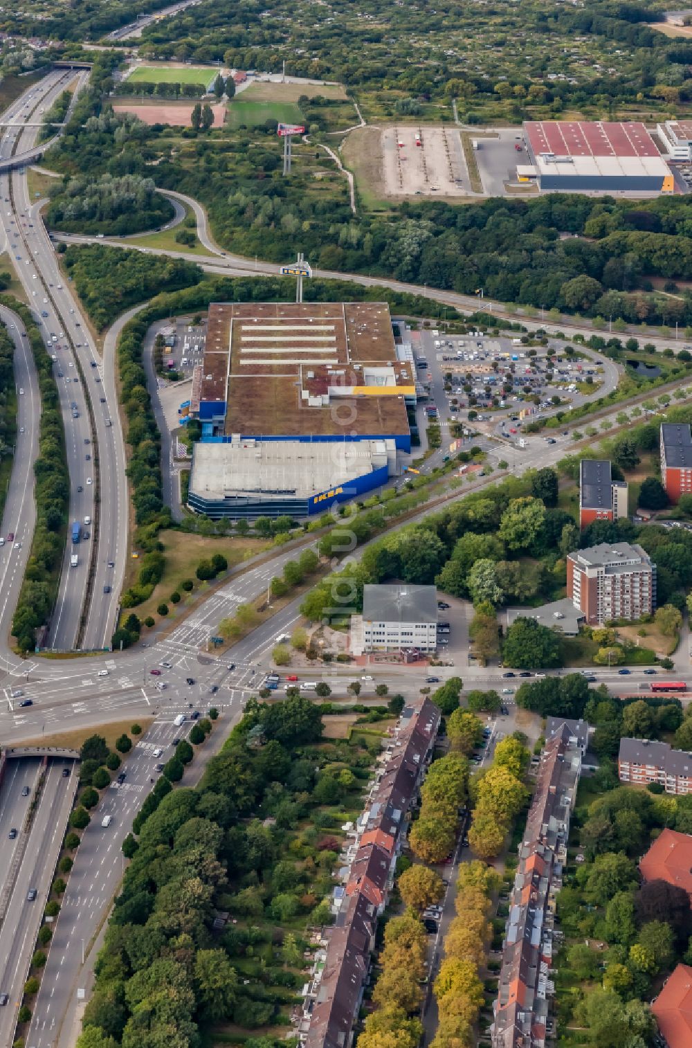 Kiel von oben - Mischbebauung der Wohngebiets- und Gewerbeflächen rund um die IKEA -Filiale in Kiel im Bundesland Schleswig-Holstein, Deutschland
