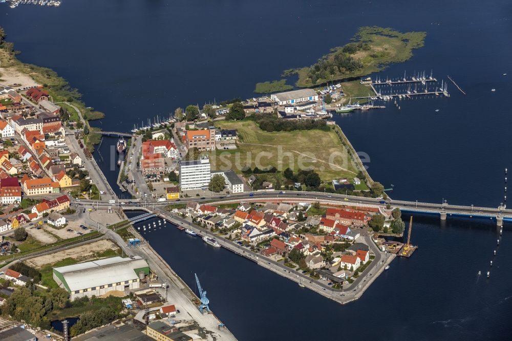 Luftbild Wolgast - Mischbebauung der Wohngebiets- und Gewerbeflächen auf der Schlossinsel in Wolgast im Bundesland Mecklenburg-Vorpommern