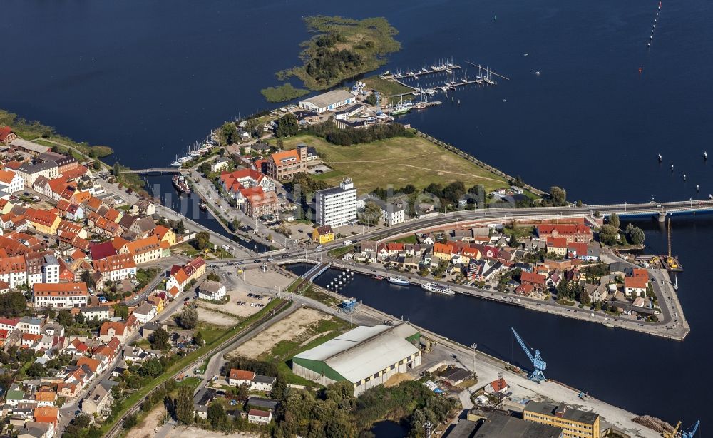 Luftaufnahme Wolgast - Mischbebauung der Wohngebiets- und Gewerbeflächen auf der Schlossinsel in Wolgast im Bundesland Mecklenburg-Vorpommern