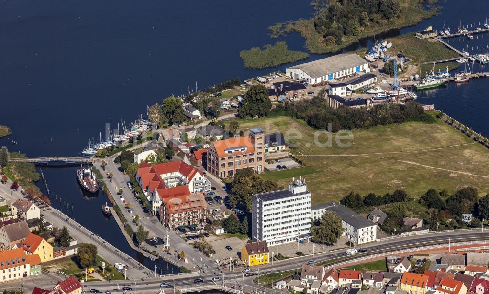 Wolgast von oben - Mischbebauung der Wohngebiets- und Gewerbeflächen auf der Schlossinsel in Wolgast im Bundesland Mecklenburg-Vorpommern