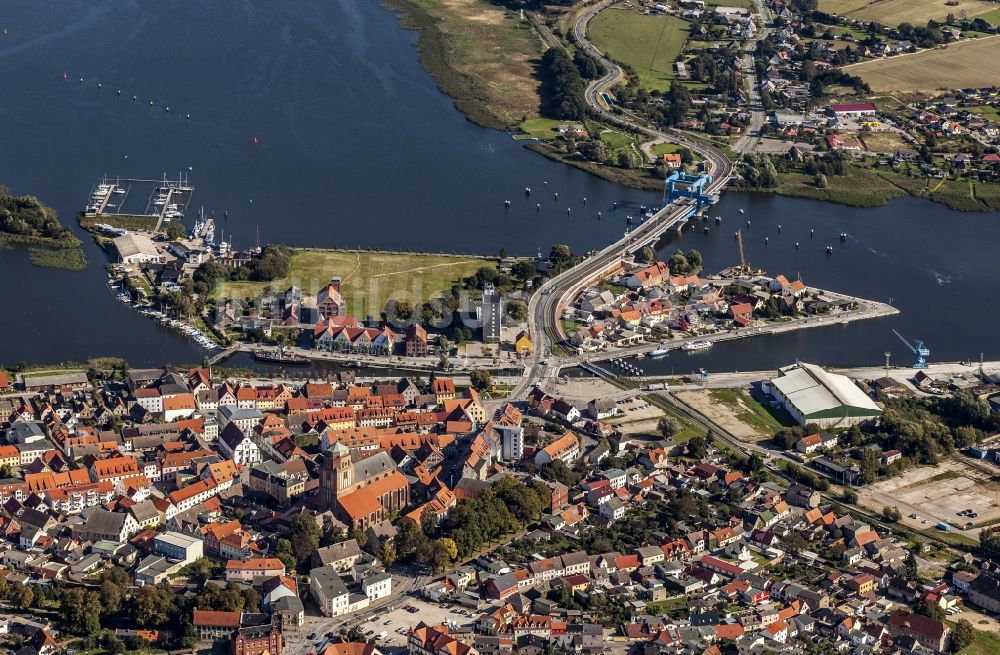 Wolgast von oben - Mischbebauung der Wohngebiets- und Gewerbeflächen auf der Schlossinsel in Wolgast im Bundesland Mecklenburg-Vorpommern