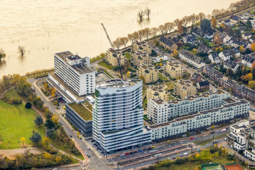 Düsseldorf von oben - Mischbebauung der Wohngebiets- und Gewerbeflächen im Stadtteil Heerdt in Düsseldorf im Bundesland Nordrhein-Westfalen, Deutschland