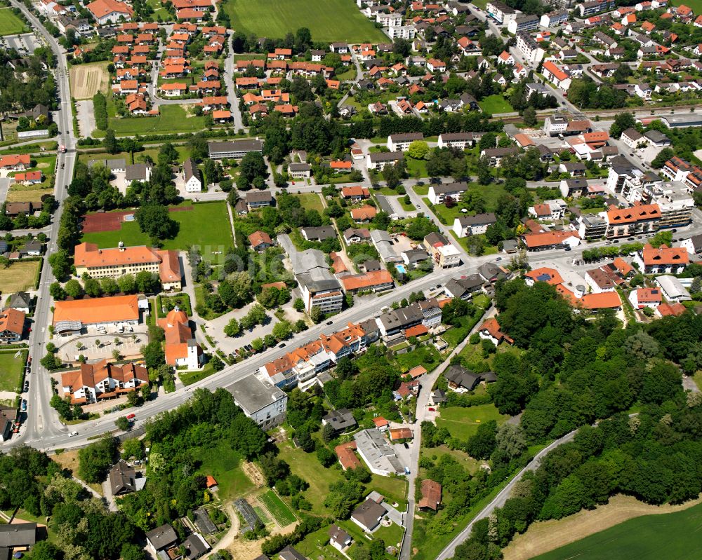 Töging am Inn von oben - Mischbebauung der Wohngebiets- und Gewerbeflächen in Töging am Inn im Bundesland Bayern, Deutschland