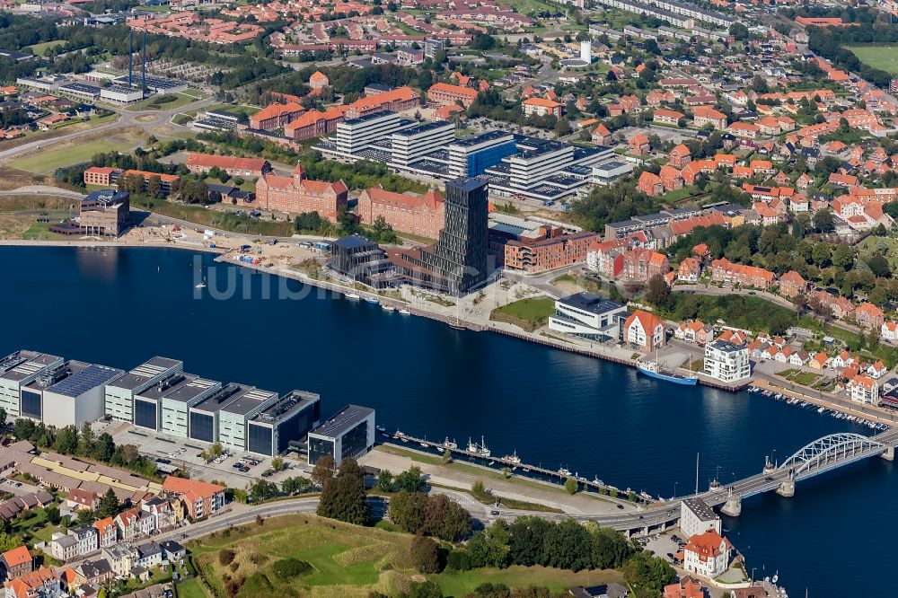 Sonderborg von oben - Mischbebauung der Wohngebiets- und Gewerbeflächen mit Universität und Hotel -Anlage in Soenderborg in Region Syddanmark, Dänemark