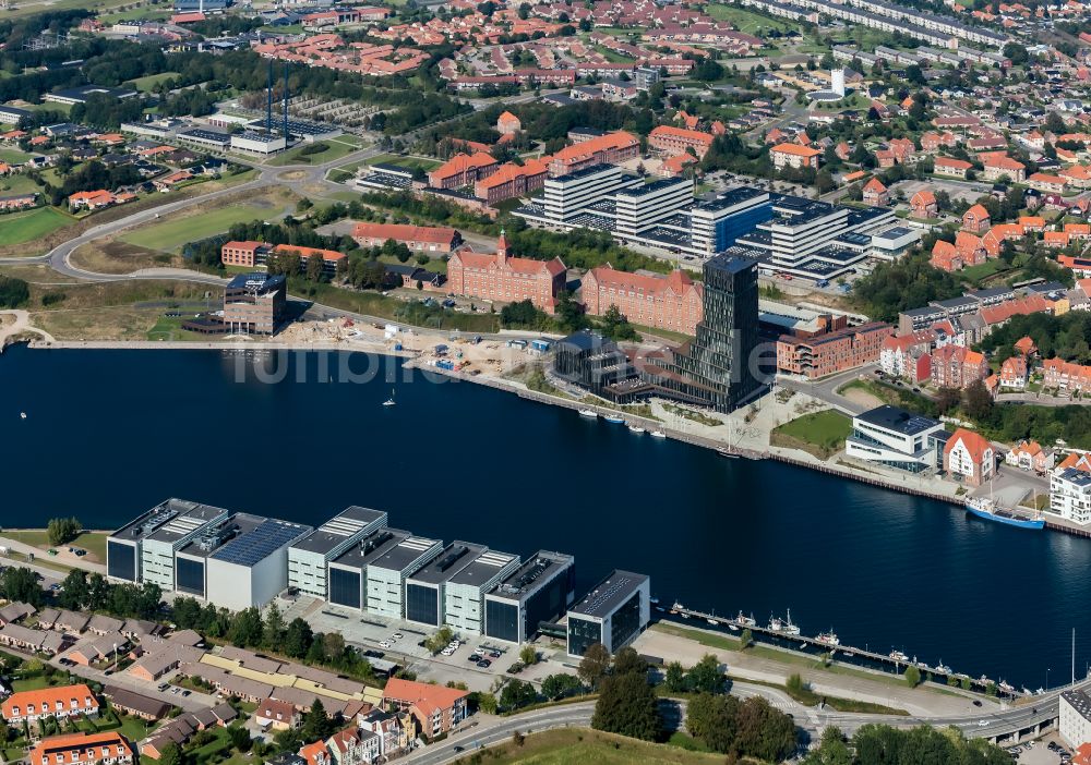 Sonderborg aus der Vogelperspektive: Mischbebauung der Wohngebiets- und Gewerbeflächen mit Universität und Hotel -Anlage in Soenderborg in Region Syddanmark, Dänemark