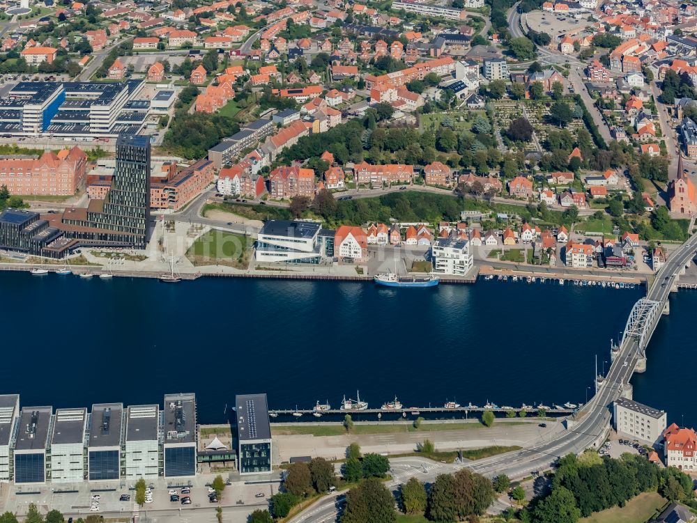 Luftbild Sonderborg - Mischbebauung der Wohngebiets- und Gewerbeflächen mit Universität und Hotel -Anlage in Soenderborg in Region Syddanmark, Dänemark