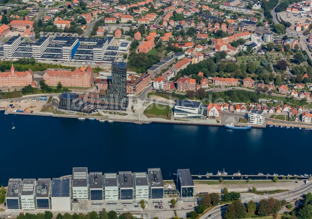 Luftaufnahme Sonderborg - Mischbebauung der Wohngebiets- und Gewerbeflächen mit Universität und Hotel -Anlage in Soenderborg in Region Syddanmark, Dänemark
