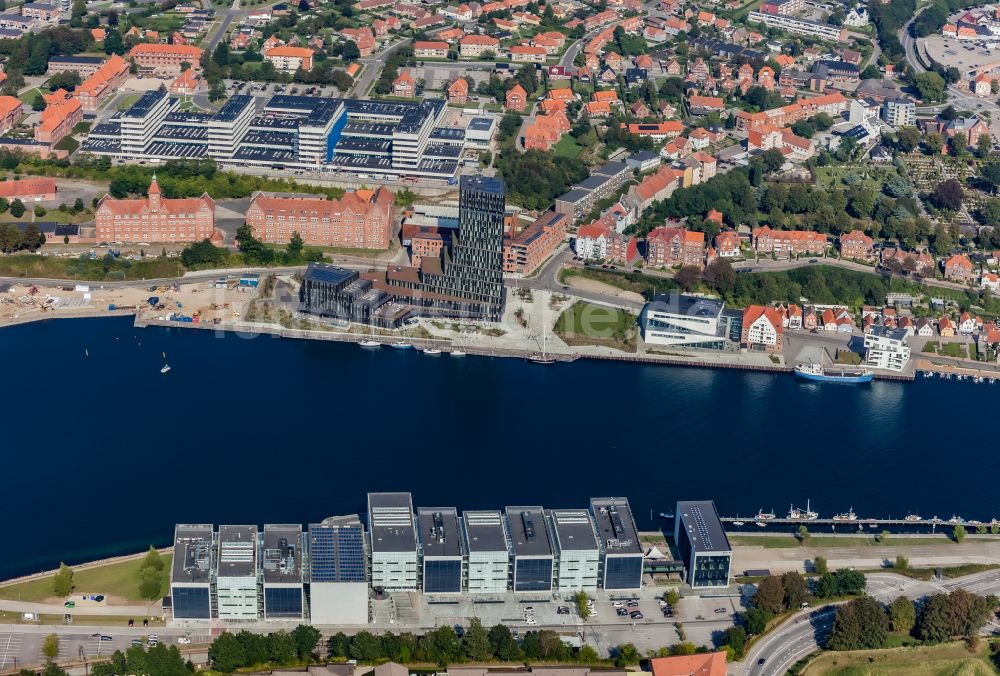 Sonderborg von oben - Mischbebauung der Wohngebiets- und Gewerbeflächen mit Universität und Hotel -Anlage in Soenderborg in Region Syddanmark, Dänemark