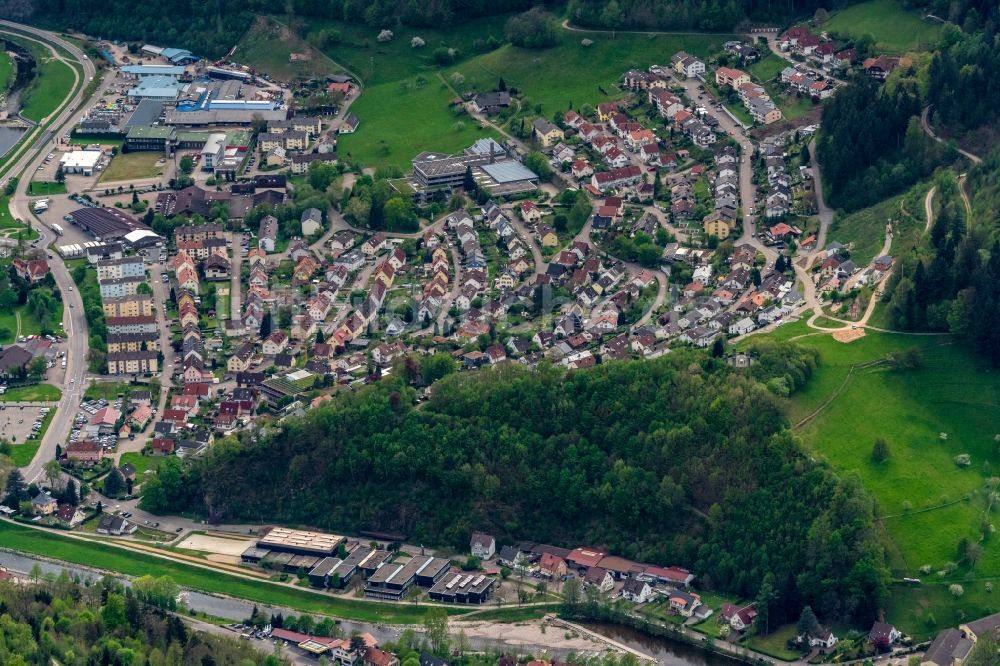 Wolfach aus der Vogelperspektive: Mischbebauung der Wohngebiets- und Gewerbeflächen in Wolfach im Bundesland Baden-Württemberg, Deutschland