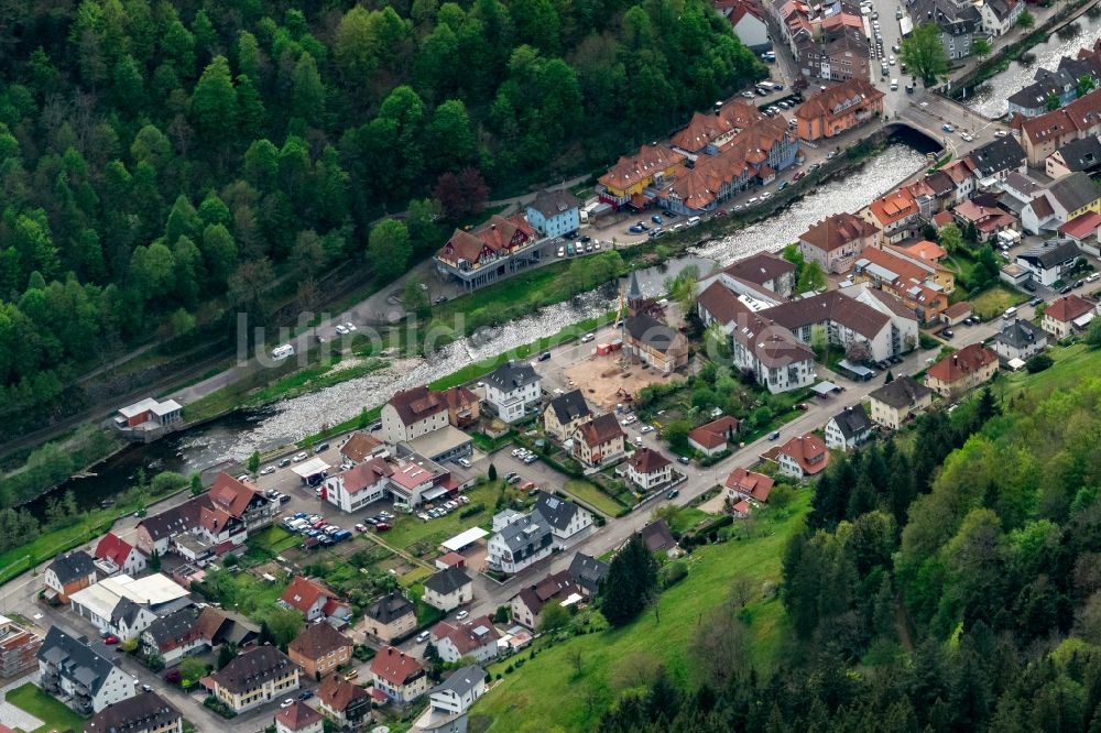 Wolfach von oben - Mischbebauung der Wohngebiets- und Gewerbeflächen in Wolfach im Bundesland Baden-Württemberg, Deutschland