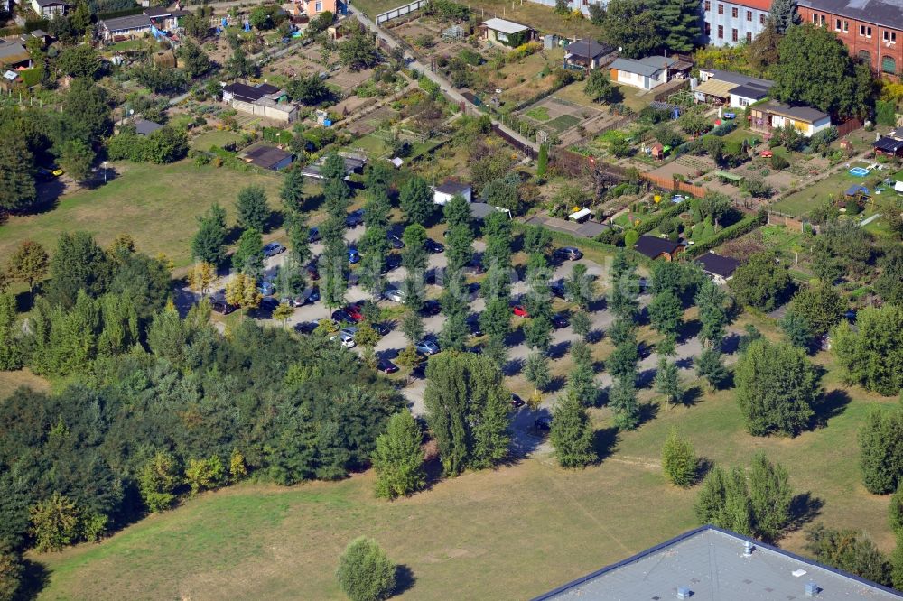 Luftaufnahme Magdeburg - Mit Bäumen bewachsener Parkplatz hinter dem Magazin- Gebäude des Landesarchivs Sachsen-Anhalt in Magdeburg