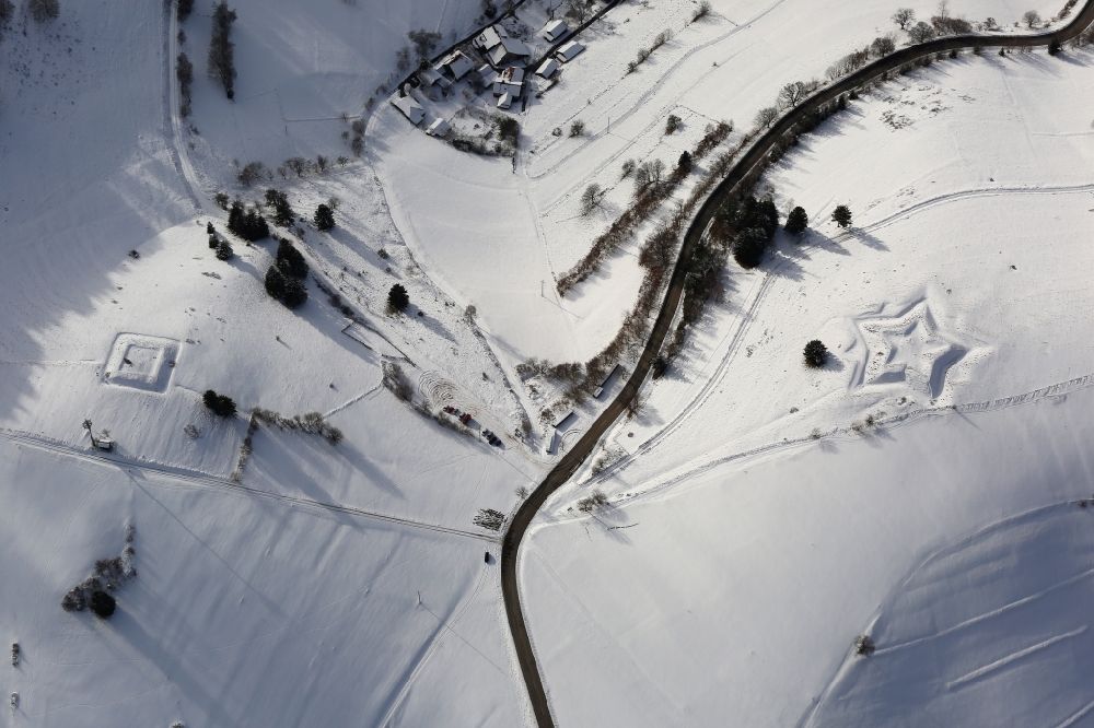 Luftaufnahme Kleines Wiesental - Mit Schnee bedeckte Sternschanze und Viereckschanze bei Neuenweg im Kleines Wiesental im Bundesland Baden-Württemberg