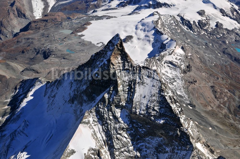 Zermatt von oben - Mit Schnee bedeckter Berg - Gipfel des Matterhorn im Gebirge der Alpen bei Zermatt in der Schweiz