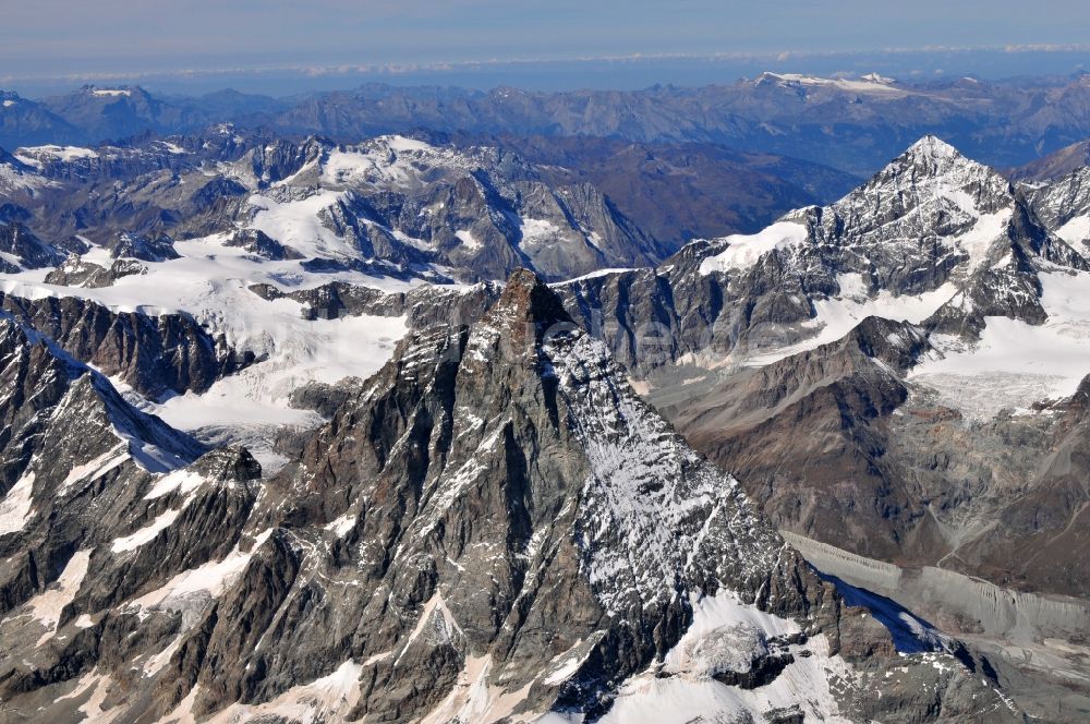 Luftaufnahme Zermatt - Mit Schnee bedeckter Berg - Gipfel des Matterhorn im Gebirge der Alpen bei Zermatt in der Schweiz