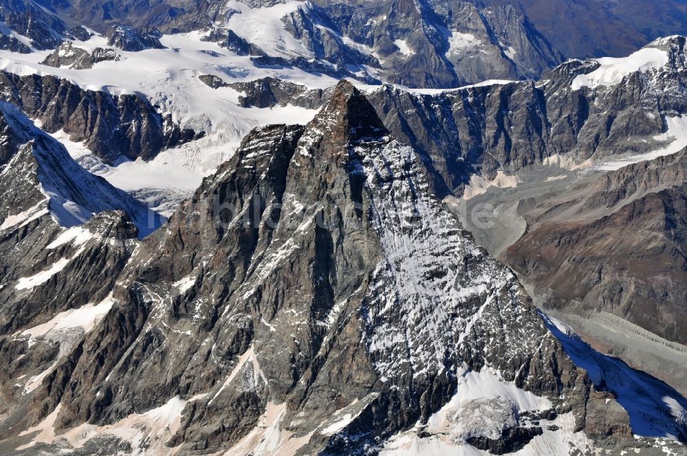 Luftbild Zermatt - Mit Schnee bedeckter Berg - Gipfel des Matterhorn im Gebirge der Alpen bei Zermatt in der Schweiz