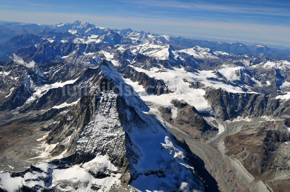 Zermatt aus der Vogelperspektive: Mit Schnee bedeckter Berg - Gipfel des Matterhorn im Gebirge der Alpen bei Zermatt in der Schweiz