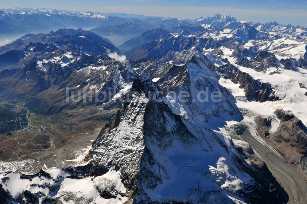 Luftbild Zermatt - Mit Schnee bedeckter Berg - Gipfel des Matterhorn im Gebirge der Alpen bei Zermatt in der Schweiz