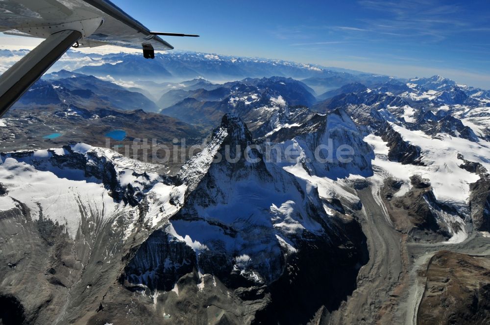 Luftaufnahme Zermatt - Mit Schnee bedeckter Berg - Gipfel des Matterhorn im Gebirge der Alpen bei Zermatt in der Schweiz