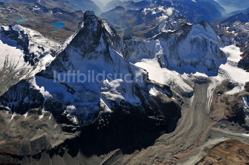 Zermatt aus der Vogelperspektive: Mit Schnee bedeckter Berg - Gipfel des Matterhorn im Gebirge der Alpen bei Zermatt in der Schweiz