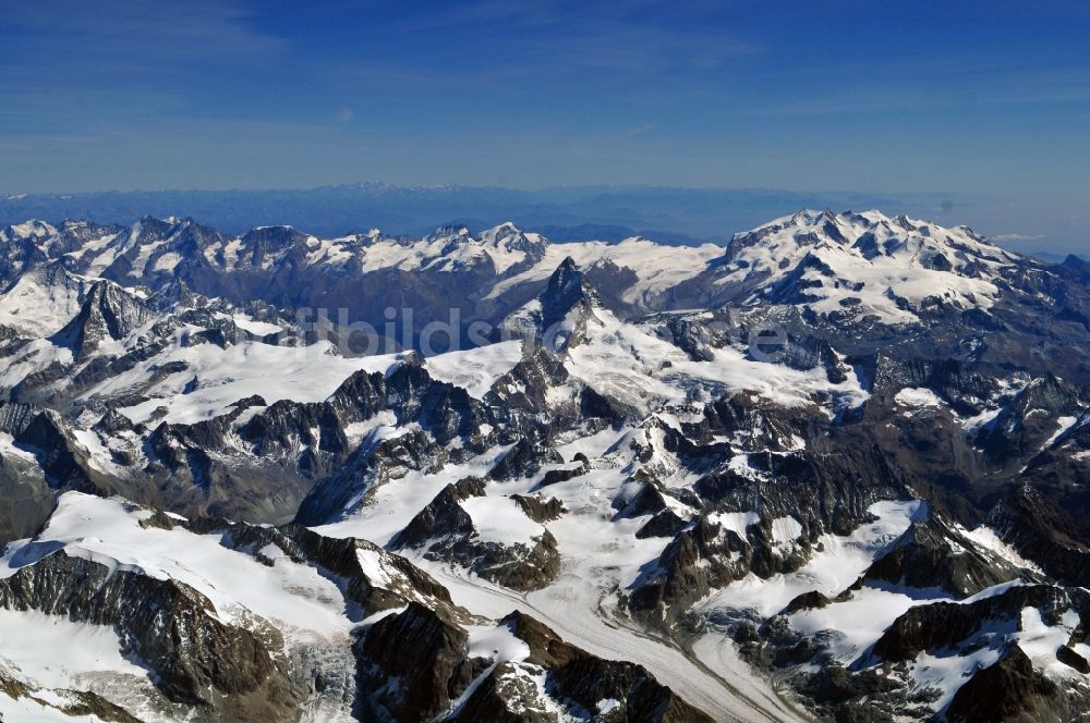 Zermatt von oben - Mit Schnee bedeckter Berg - Gipfel des Matterhorn im Gebirge der Alpen bei Zermatt in der Schweiz