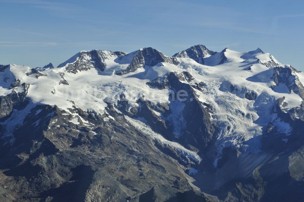 Wallis aus der Vogelperspektive: Mit Schnee bedeckter Berg - Gipfel des Mont Blanc , dem höchsten Berg im Gebirge der Alpen im Dreiländereck bei Wallis in der Schweiz