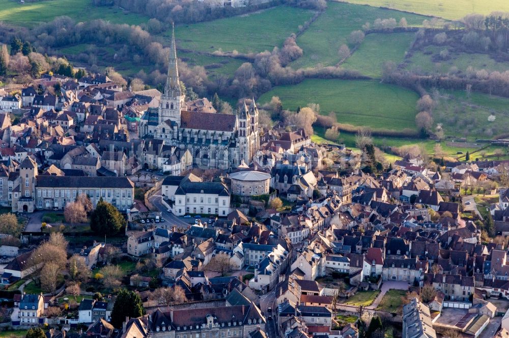 Luftaufnahme Autun - Mittelalterliche Kathedrale Saint-Lazare in Autun in Bourgogne-Franche-Comte, Frankreich