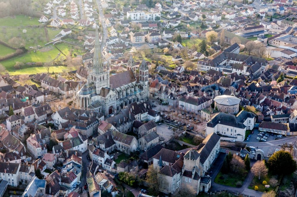 Autun von oben - Mittelalterliche Kathedrale Saint-Lazare in Autun in Bourgogne-Franche-Comte, Frankreich