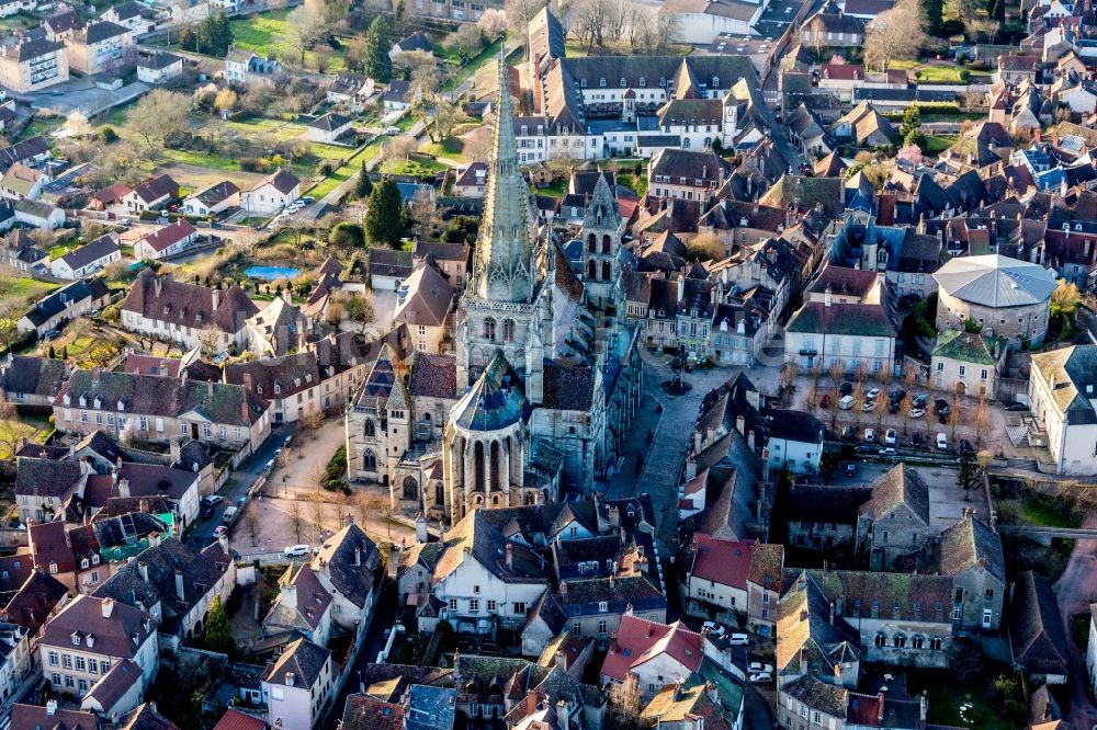 Autun aus der Vogelperspektive: Mittelalterliche Kathedrale Saint-Lazare in Autun in Bourgogne-Franche-Comte, Frankreich