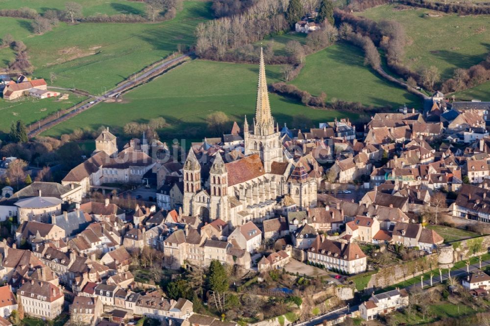 Luftbild Autun - Mittelalterliche Kathedrale Saint-Lazare in Autun in Bourgogne-Franche-Comte, Frankreich