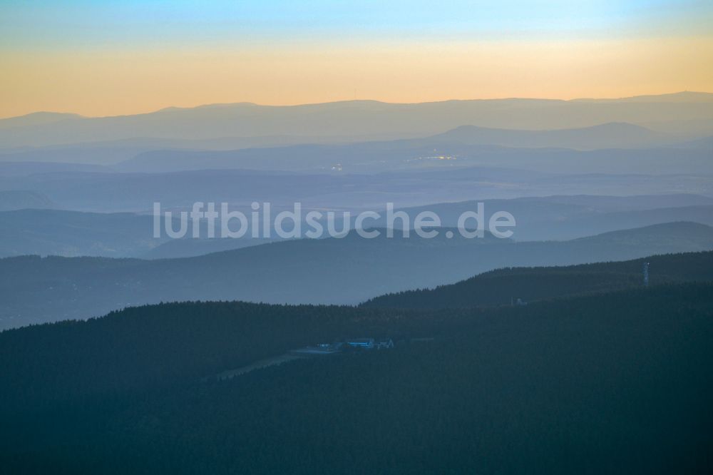 Luftbild Oberhof - Mittelgebirgslandschaft im Frühnebel in Oberhof im Bundesland Thüringen, Deutschland