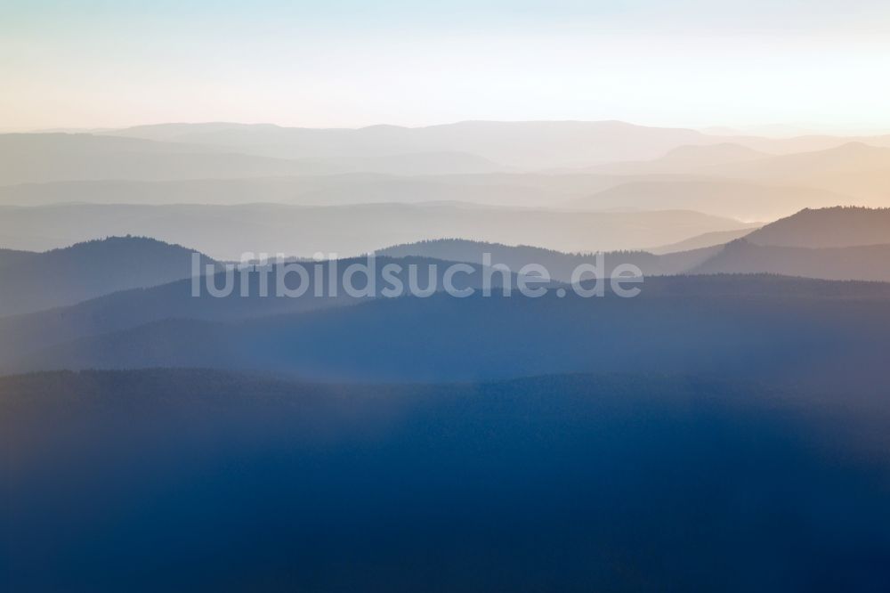 Luftaufnahme Oberhof - Mittelgebirgslandschaft im Frühnebel in Oberhof im Bundesland Thüringen, Deutschland