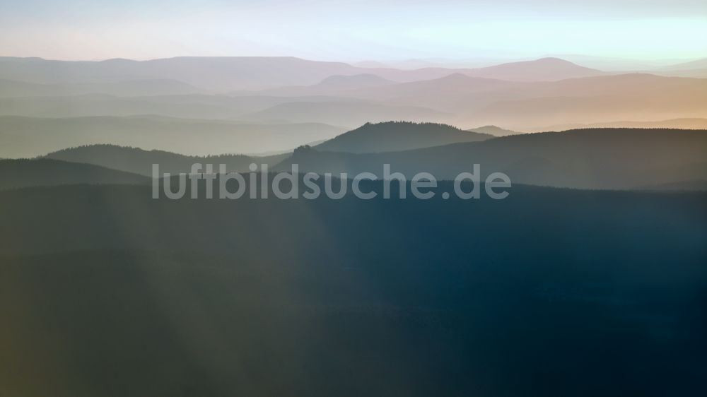 Oberhof von oben - Mittelgebirgslandschaft im Frühnebel in Oberhof im Bundesland Thüringen, Deutschland