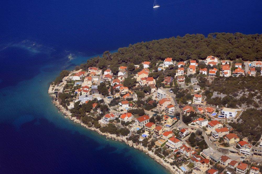 Luftaufnahme Okrug Donji - Mittelmeer - Insel Ciovo mit Ortsbereich Okrug Donji in Splitsko-dalmatinska zupanija, Kroatien