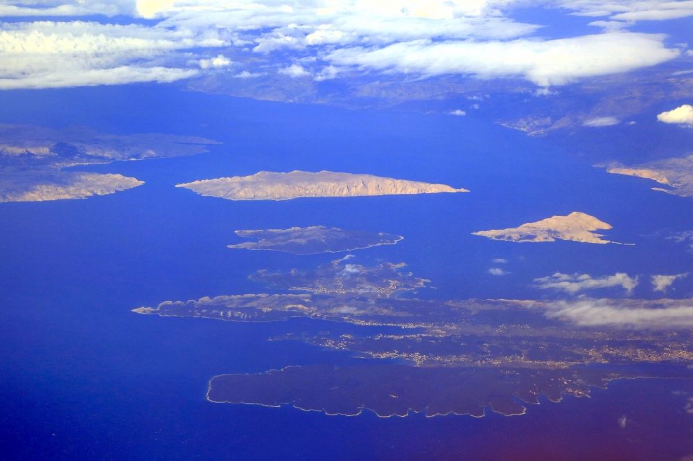 Luftaufnahme Baska - Mittelmeer - Inselgruppe im Adriatischen Meer mit den Inseln Rab (unten), Prvic, Bildmitte) und Krk (links) in Primorje-Gorski, Kroatien