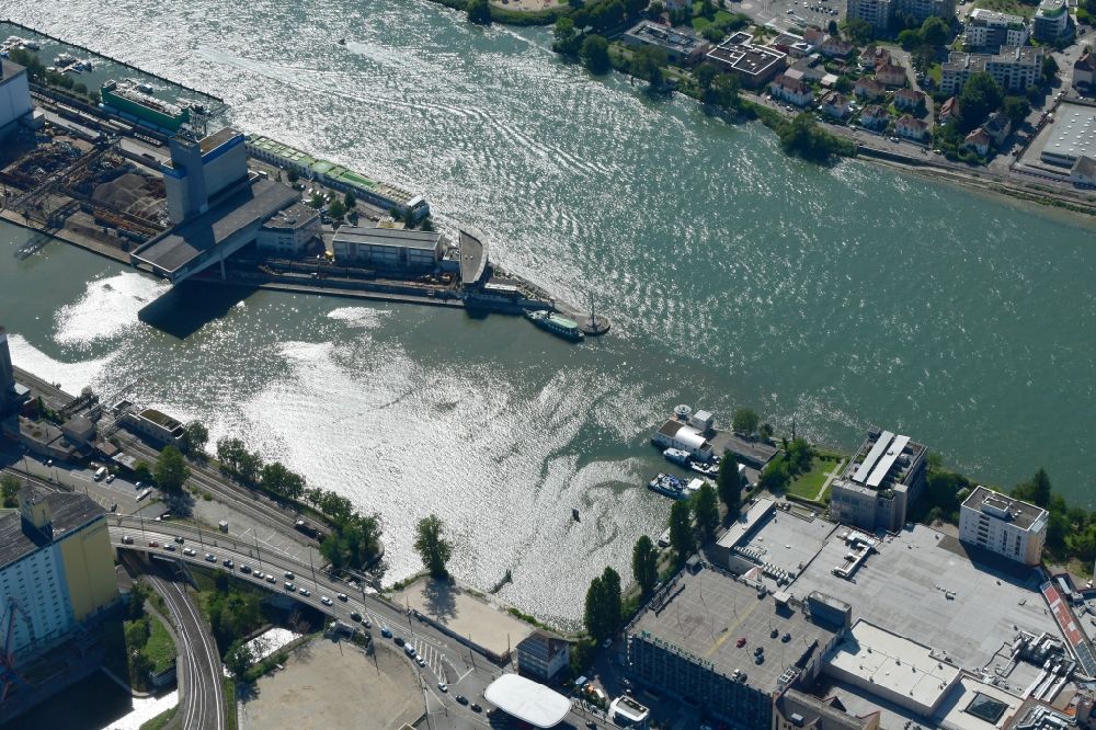 Luftbild Basel - Mitten im Rhein das Dreiländereck von Deutschland, Schweiz und Frankreich in Basel in der Schweiz