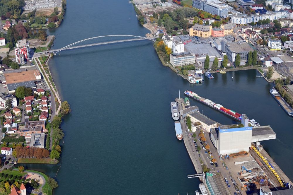 Luftaufnahme Basel - Mitten im Rhein das Dreiländereck von Deutschland, Schweiz und Frankreich in Basel in der Schweiz