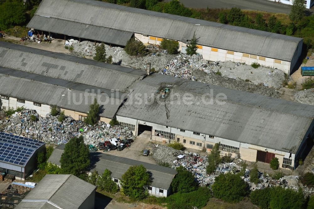 Ebersdorf aus der Vogelperspektive: Müllberge an den Lagerhallen- Ruinen einer ehemaligen LPG in Ebersdorf im Bundesland Thüringen, Deutschland