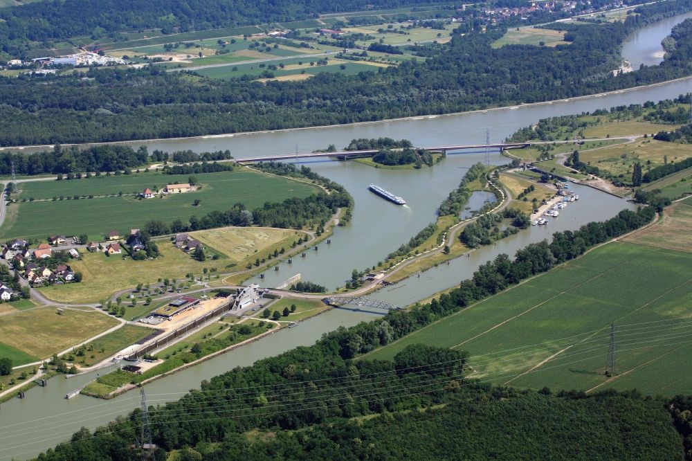 Niffer aus der Vogelperspektive: Mündung des Rhein - Rhone - Kanals in den Rheinseitenkanal bei Niffer in Frankreich