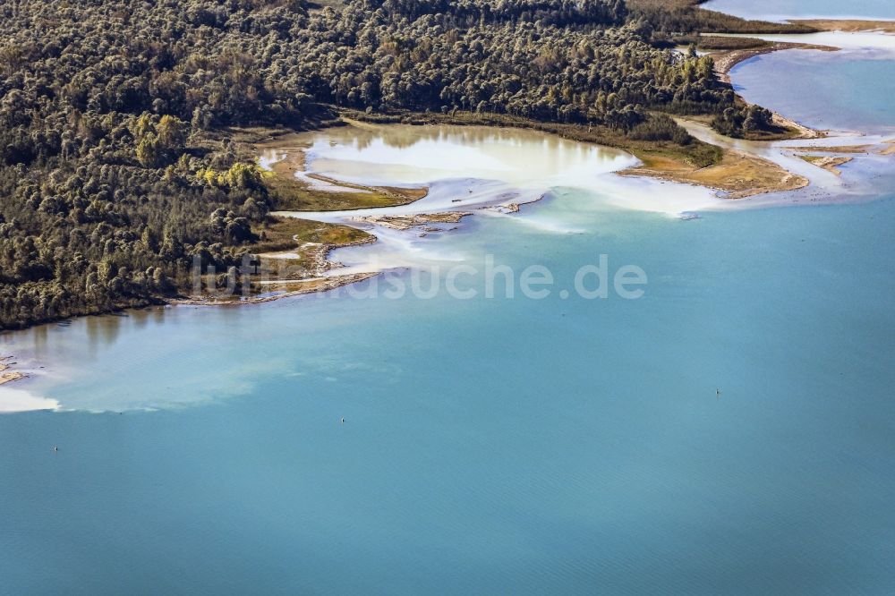 Chiemsee aus der Vogelperspektive: Mündung der Tiroler Achen in Übersee im Bundesland Bayern