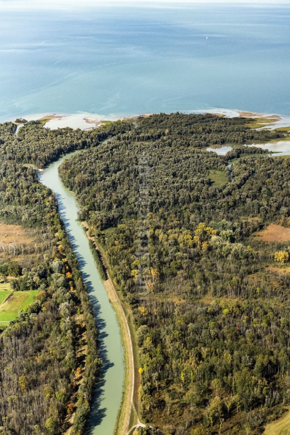 Luftbild Chiemsee - Mündung der Tiroler Achen in Übersee im Bundesland Bayern