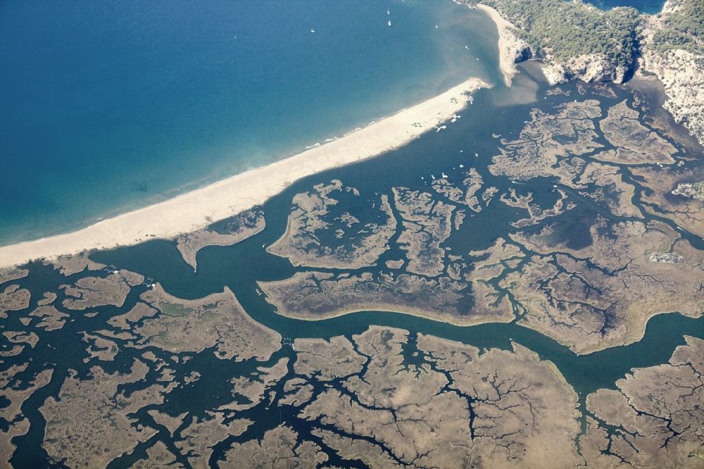 Luftbild Dalyan - Mündungsgebiet des Flusses Büyük Menderes, des Großen Mäander, an der türkischen Ägäis in der Türkei