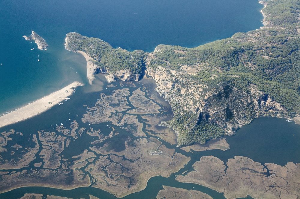 Luftaufnahme Dalyan - Mündungsgebiet des Flusses Büyük Menderes, des Großen Mäander, an der türkischen Ägäis in der Türkei